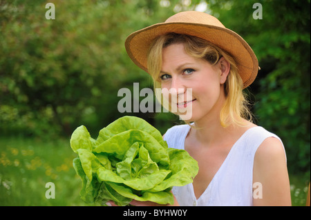 Young woman holding fresh lettuce Banque D'Images