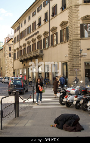 Un mendiant dans les rues de Florence, Italie Banque D'Images