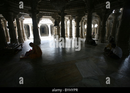 Les dévots assis dans la prière à l'intérieur en Adishwar Chaumukha Jain Mandir Temple Ranakpur, Rajasthan Banque D'Images