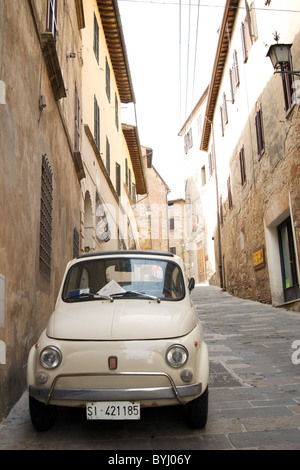 La ville de Montepulciano colline dans le sud de la Toscane, Italie Banque D'Images