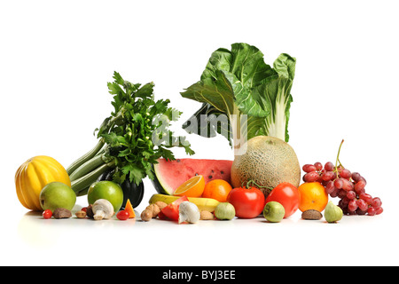 Les fruits et légumes frais sur fond blanc Banque D'Images