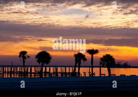 Pier détruit par l'ouragan Katrina en silhouette contre un coucher de soleil à Biloxi, Mississippi. Banque D'Images