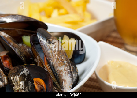 Partie de style belge, moules à la vapeur avec des légumes Banque D'Images