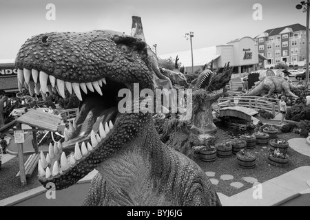 USA, Maryland, Ocean Beach, dinosaure géant sculpture à un golf miniature dans locations ville le long des rives de l'Océan Atlantique Banque D'Images