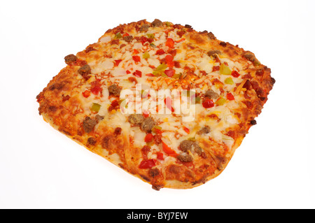 Cuit entier square pizza avec poivrons rouge et vert sur fond blanc et de viande, découpe. Banque D'Images