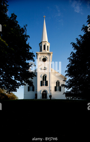 USA, Massachusetts, Yarmouth Port, Setting sun lights white clocher de First Congregational Church sur soirée d'été Banque D'Images