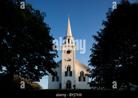 USA, Massachusetts, Yarmouth Port, Setting sun lights white clocher de First Congregational Church sur soirée d'été Banque D'Images