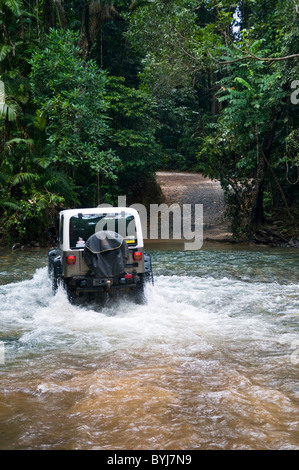 Véhicule traversant un ruisseau dans le parc national de Daintree Queensland Australie Banque D'Images