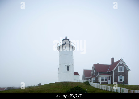 USA, Massachusetts, Woods Hole, Nobska Point Lighthouse dans le brouillard sur soirée d'été Banque D'Images