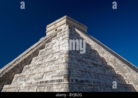 Les sites archéologiques de Chichen Itza Pyramide principale connue sous le nom de El Castillo ou Kukulcan avec la lune étant légèrement visible sur la gauche Banque D'Images