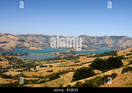 Baie d'Akaroa depuis un point de vue élevé sur la route touristique le long de Summit Road sur la péninsule de Banks dans l'île du Sud, Nouvelle-Zélande. La péninsule Banks Banque D'Images