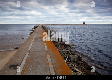 USA, Michigan, Manistique Lighthouse, le long du lac Michigan le soir orageux Banque D'Images