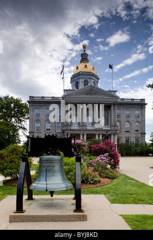 USA, New Hampshire, Concord, une réplique de la Liberty Bell devant le New Hampshire State House Banque D'Images