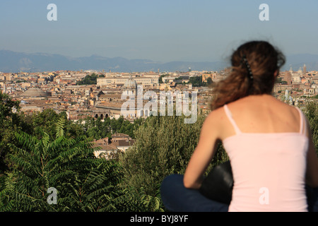 Une femme profitant de la vue depuis la colline du Janicule, Rome, Italie Banque D'Images