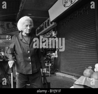 Portrait noir et blanc d'une vieille femme thaïlandaise dans une rue Banque D'Images