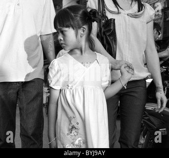 Photographie en noir et blanc d'une jeune fille thaïe dans un marché Banque D'Images