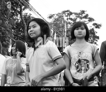 Photographie en noir et blanc de jeunes filles sur une rue en Thaïlande Banque D'Images