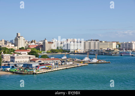 L'approche de Porto Rico San Juan et le quartier du port de la côte comme vu à partir de la baie de San Juan à partir d'un bateau de croisière qui arrivent Banque D'Images
