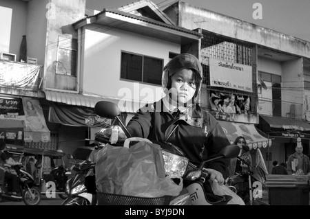 Photographie en noir et blanc d'une jeune femme thaïlandaise sur une moto Banque D'Images