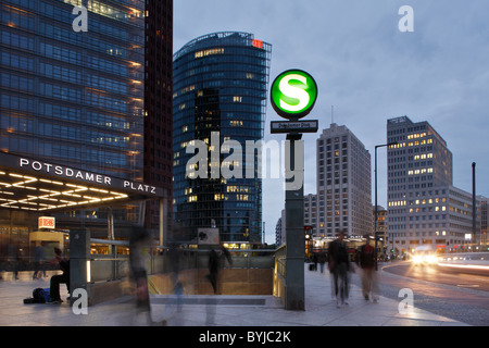 Façades et l'entrée S-Bahn de la Potsdamer Platz, Berlin, Allemagne Banque D'Images