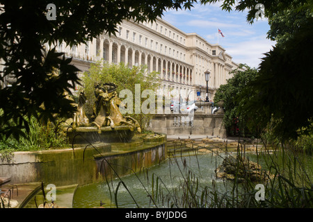 La fontaine et les bureaux municipaux sur la Promenade, Cheltenham, Gloucestershire, Royaume-Uni Banque D'Images