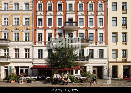 Façades de maisons rénovées dans le quartier de Prenzlauer Berg, Berlin, Allemagne Banque D'Images