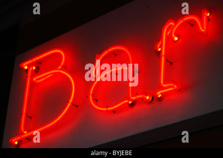 Un néon rouge bar sign Banque D'Images