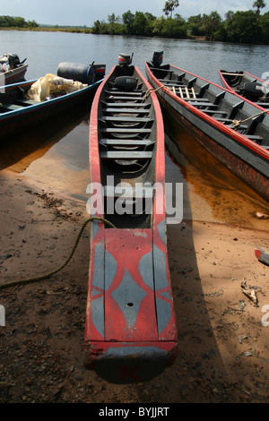 Canoë sur la rivière Churun au Venezuela. La rivière Churun - Espagnol : Rio Churún) fait partie de l'Orénoque bassin. Banque D'Images