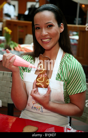 Nandini Mitra, Des célébrités faire biscuits à la 'Sweet Charity Backen" dans l'aide de la société Kinderjahre à Moevenpick Banque D'Images