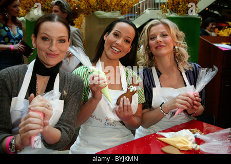 Nicola rançon, Nandini Mitra, Eva Habermann, Des célébrités faire biscuits à la 'Sweet Charity Backen" dans l'aide de la société Banque D'Images