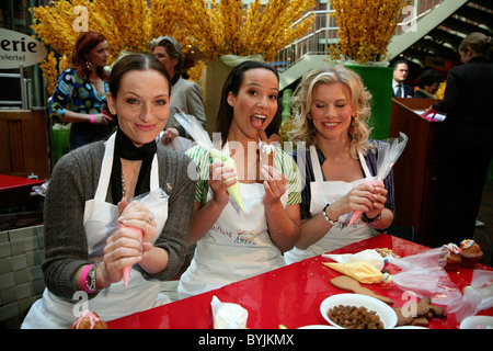 Nicola rançon, Nandini Mitra, Eva Habermann, Des célébrités faire biscuits à la 'Sweet Charity Backen" dans l'aide de la société Banque D'Images