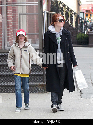 Julianne Moore et son fils Cal New York City, USA - 14.04.07 ** Non disponible pour publication dans journaux de New York. Disponible pour Banque D'Images