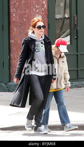 Julianne Moore et son fils Cal New York City, USA - 14.04.07 ** Non disponible pour publication dans journaux de New York. Disponible pour Banque D'Images