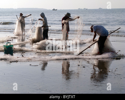 Les FEMMES DU VIETNAM À PARTIR DE LA COOPÉRATIVE DE PÊCHE CASTING NET DANS LA MER PRÈS DE MUI NE Banque D'Images