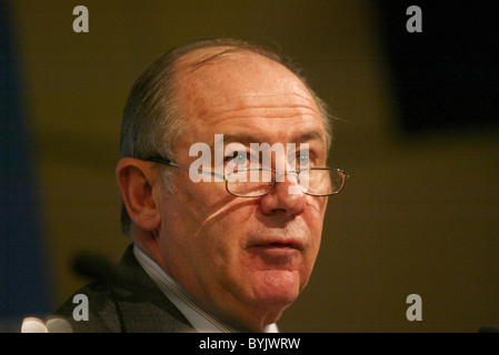 Rodrigo de Rato Directeur général FMI) prend la parole lors de la conférence de presse de clôture de la Banque mondiale et du FMI.Les réunions de printemps Banque D'Images