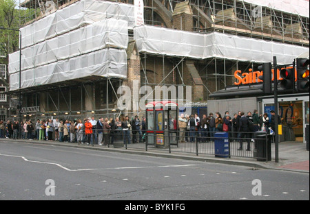 Les membres du public en file d'attente ce matin à l'extérieur du supermarché Sainsburys à Camden, Londres, Royaume-Uni le 25 avril 2007. Une limited Banque D'Images