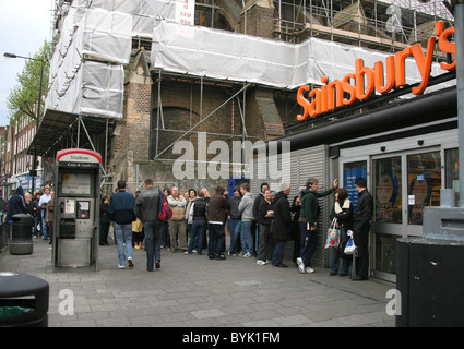 Les membres du public en file d'attente ce matin à l'extérieur du supermarché Sainsburys à Camden, Londres, Royaume-Uni le 25 avril 2007. Une limited Banque D'Images