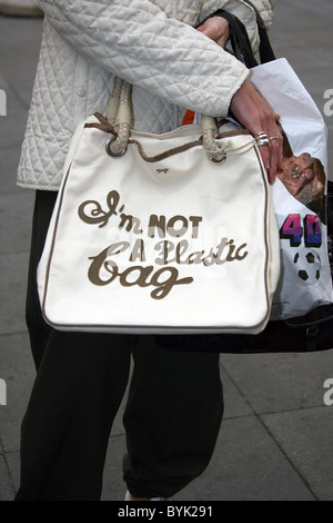 Les membres du public en file d'attente ce matin à l'extérieur du supermarché Sainsburys à Camden, Londres, Royaume-Uni le 25 avril 2007. Une limited Banque D'Images