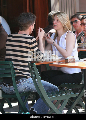 Claire Danes et petit ami Hugh Dancy y déjeuner dans un restaurant et prendre une promenade dans Manhattan New York City, USA Banque D'Images