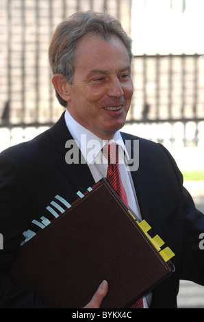 PM Tony Blair quitte 10 Downing Street pour une cuisson au premier ministre à l'heure des questions sur l'ongong guerre en Irak et son Banque D'Images