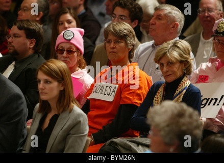 Cindy Sheehan activiste a assisté à l'audience d'Alberto Gonzales devant le comité judiciaire d'enquête sur le tir Banque D'Images