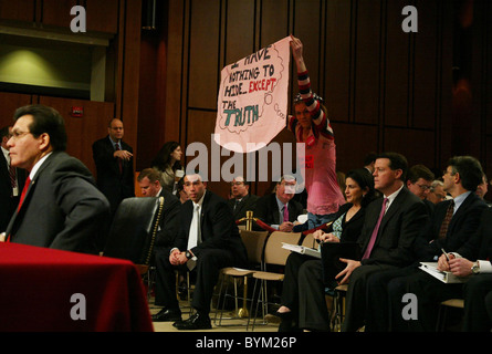 Cindy Sheehan activiste a assisté à l'audience d'Alberto Gonzales devant le comité judiciaire d'enquête sur le tir Banque D'Images