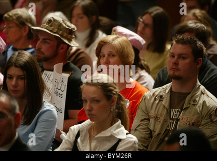 Cindy Sheehan activiste a assisté à l'audience d'Alberto Gonzales devant le comité judiciaire d'enquête sur le tir Banque D'Images