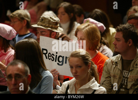 Cindy Sheehan activiste a assisté à l'audience d'Alberto Gonzales devant le comité judiciaire d'enquête sur le tir Banque D'Images