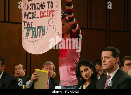 Cindy Sheehan activiste a assisté à l'audience d'Alberto Gonzales devant le comité judiciaire d'enquête sur le tir Banque D'Images