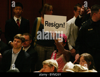 Cindy Sheehan activiste a assisté à l'audience d'Alberto Gonzales devant le comité judiciaire d'enquête sur le tir Banque D'Images