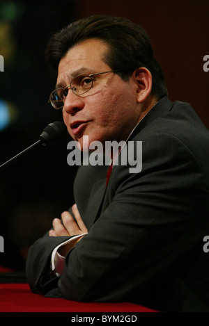 Procureur général des États-Unis, Alberto Gonzales témoigne lors d'un comité judiciaire du Sénat pour sa gestion des tirs de huit Banque D'Images