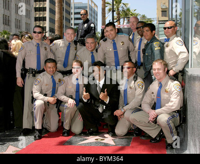 Erik Estrada et des officiers de la California Highway Patrol Erik Estrada reçoit une étoile sur le Hollywood Walk of Fame sur Banque D'Images