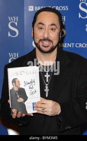 David Gest signe des exemplaires de son autobiographie 'Simplement le Gest' WH Smith à Londres, Angleterre - 20.04.07 WENN Banque D'Images