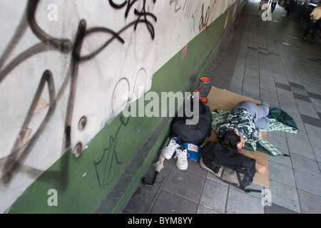 Sans-abri dormir dans les rues, de Shinjuku, Tokyo, Japon.§ Banque D'Images